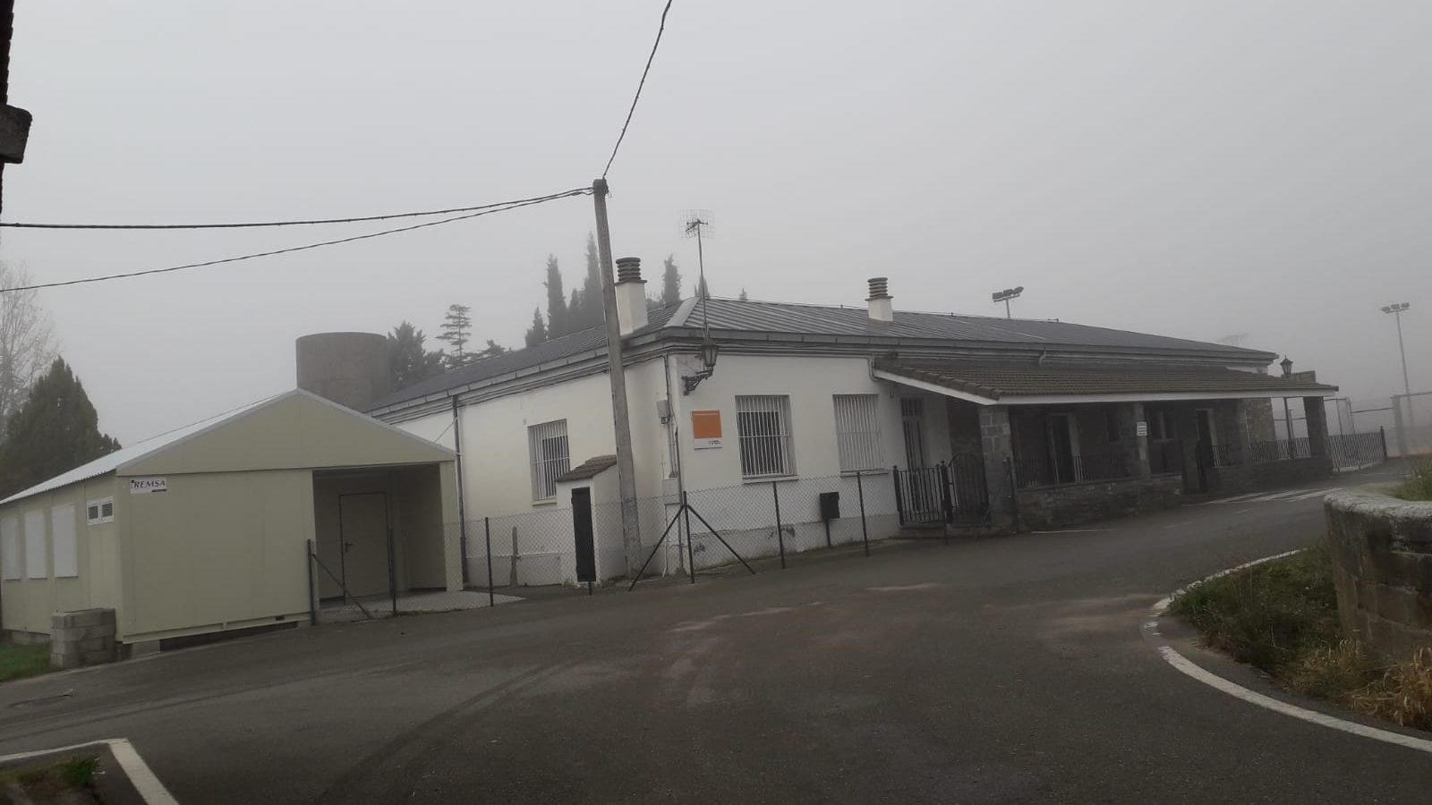 Este es nuestro cole. Pequeño, de planta baja, pero con todo lo que necesitamos para hacer nuestro trabajo, rodeados de un entorno natural envidiable.